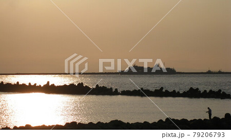 夕暮れのセピア色に染まる日本海を大型客船が航海する 夕暮れのセピア色に染まる日本海を大型客船が航海する 79206793