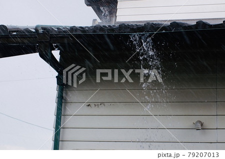 屋根に打ち付ける大雨 79207013