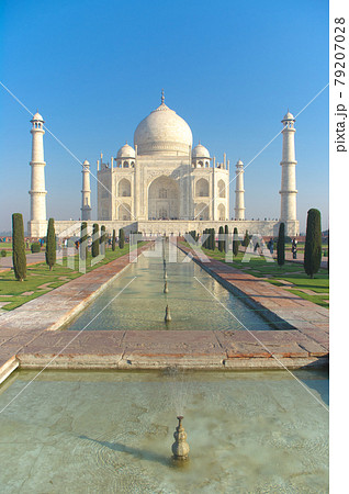 朝日に照らされるタージマハル 朝日に照らされるタージマハル 79207028