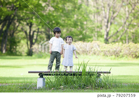 夏の公園で遊ぶ兄妹 79207559