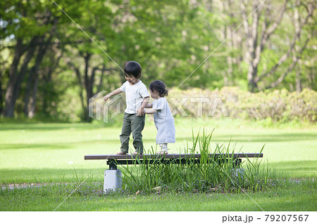 夏の公園で遊ぶ兄妹 79207567
