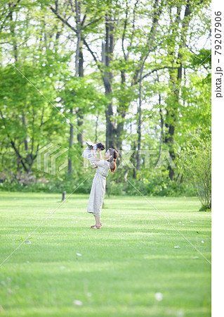 初夏の公園で森林浴をする親子 初夏の公園で森林浴をする親子 79207906