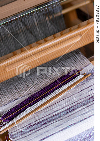 伝統を守るはた織り機と絹糸 79208337
