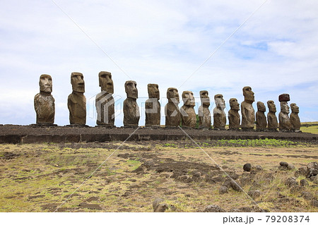 アフ・トンガリキのモアイ（イースター島、チリ） 79208374