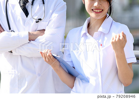 屋外にいる医療従事者(医者、看護師)の男女 屋外にいる医療従事者(医者、看護師)の男女 79208946