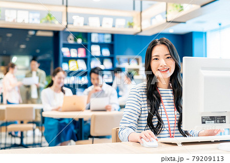 オフィスで働く若い女性のエンジニア　撮影協力：Creadisce（丸善雄松堂株式会社） 79209113