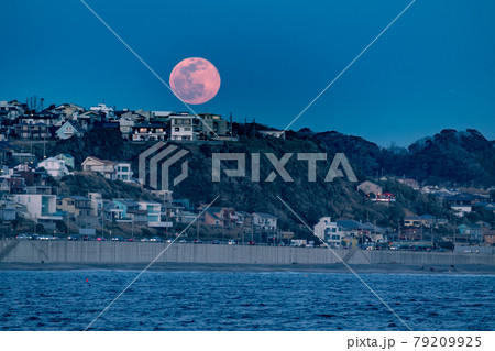 湘南江の島からの満月の出と江ノ電 79209925
