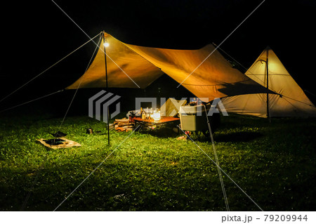 キャンプでの夜のテントサイト 79209944