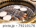 Japanese barbecue restaurant. Shrimp and scallops are heated on the grilled net. 79210176
