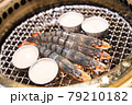 Japanese barbecue restaurant. Shrimp and scallops are heated on the grilled net. 79210182