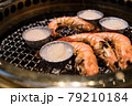 Japanese barbecue restaurant. Shrimp and scallops are heated on the grilled net. 79210184