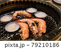 Japanese barbecue restaurant. Shrimp and scallops are heated on the grilled net. 79210186