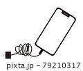 コードがごちゃごちゃした充電中のスマートフォン 79210317