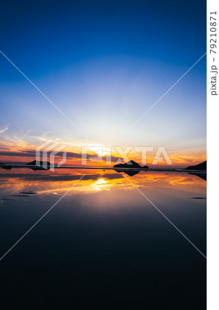 夕焼けリフレクション 79210871