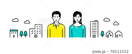 街並みの前に立つ笑顔の夫婦 79211522