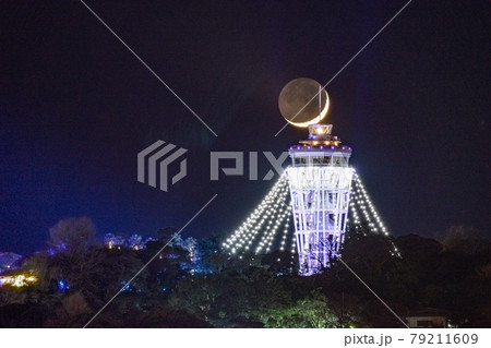 湘南江の島のシーキャンドルにかかる三日月 79211609