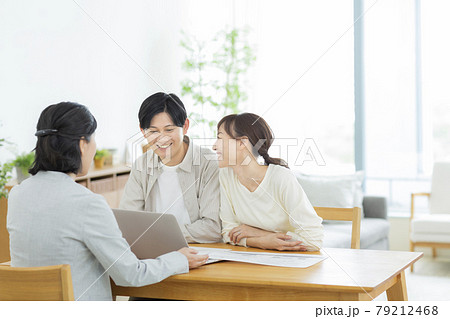 商談をする夫婦 商談をする夫婦 79212468