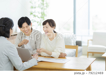 商談をする夫婦 商談をする夫婦 79212469