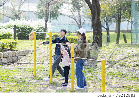 公園で遊ぶ親子 79212983