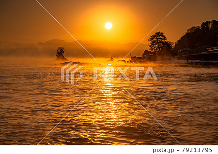 《富山県》雨晴海岸の夜明け・立山連峰よりのぼる太陽 79213795