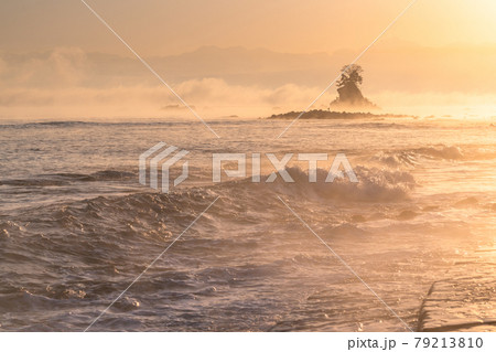 《富山県》雨晴海岸の夜明け・立山連峰よりのぼる太陽 79213810