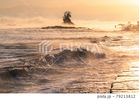 《富山県》雨晴海岸の夜明け・立山連峰よりのぼる太陽 79213812