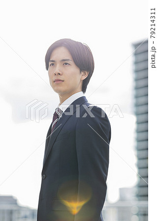 リクルートスーツの若い男性 就活 新入社員 79214311