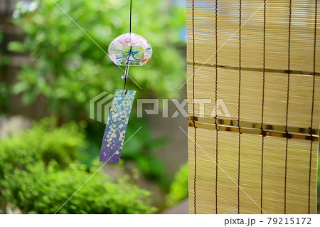 和風の庭の揺れる風鈴 79215172