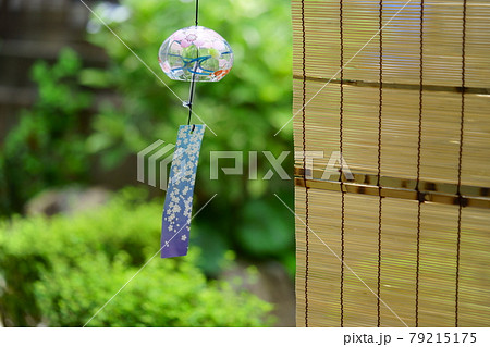 和風の庭の揺れる風鈴 79215175