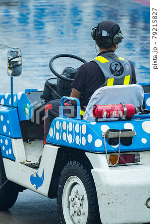 沖縄県　石垣市　石垣島　新石垣空港　リゾート　島　天国　夏休み　飛行機　運転手　トーイングトラクター 79215827