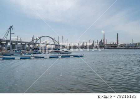 日中の堺泉北臨海工業地帯 79216135