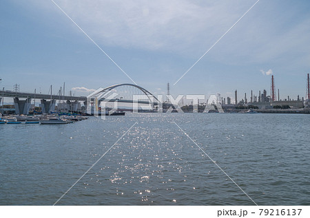 日中の堺泉北臨海工業地帯 79216137