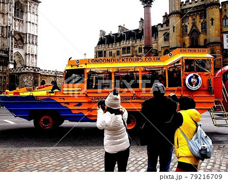イギリス ロンドン 観光 ダックツアー 水陸両用バスの写真素材