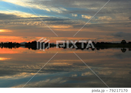 夕焼けリフレクション 79217170