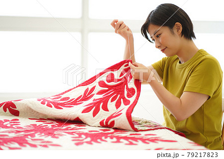 ハワイアンキルトを作る女性 79217823