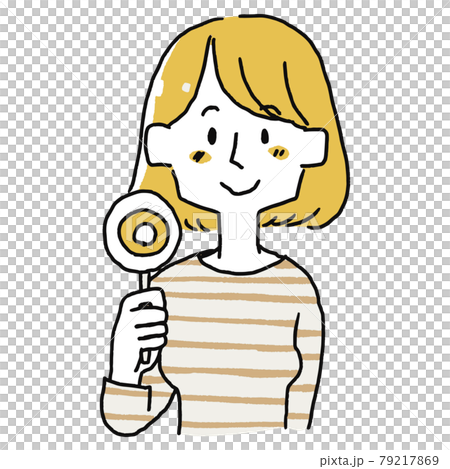 丸の札を持っている女性 79217869