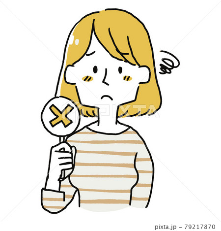 バツの札を持っている女性 バツの札を持っている女性 79217870