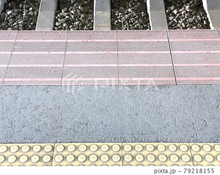 駅 ホーム 線路 駅 ホーム 線路 79218155
