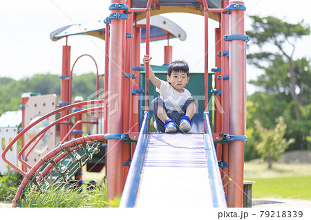 滑り台で遊ぶ4歳の男の子 79218339