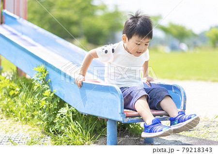 滑り台で遊ぶ4歳の男の子 滑り台で遊ぶ4歳の男の子 79218343