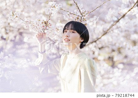 桜と女性のポートレート 桜と女性のポートレート 79218744