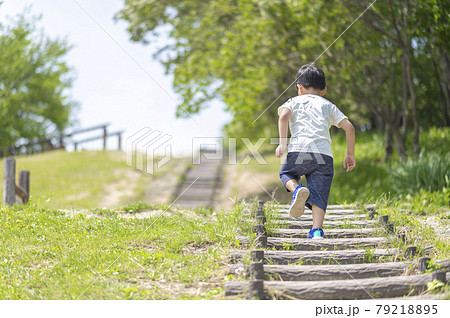 公園の階段をのぼる男の子 公園の階段をのぼる男の子 79218895