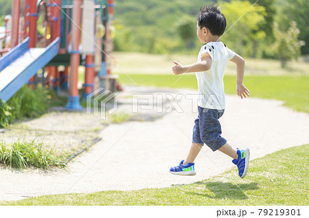 公園を走り回る4歳の男の子 79219301