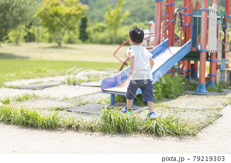 公園を走り回る4歳の男の子 公園を走り回る4歳の男の子 79219303