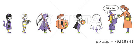 ハロウィンでお菓子をもらう仮装した子供達 79219341