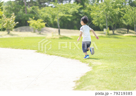 芝生を走り回る4歳の男の子 79219385