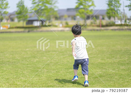 芝生を走り回る4歳の男の子 芝生を走り回る4歳の男の子 79219387