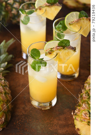 Pineapple mojito cocktail 79219436