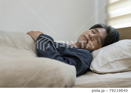 睡眠中の50代男性　寝顔 79219640