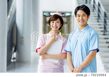 介護スタッフの男女 介護スタッフの男女 79220064